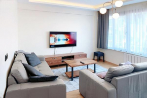 Top Quality Cozy Apartment in a Perfect Location.